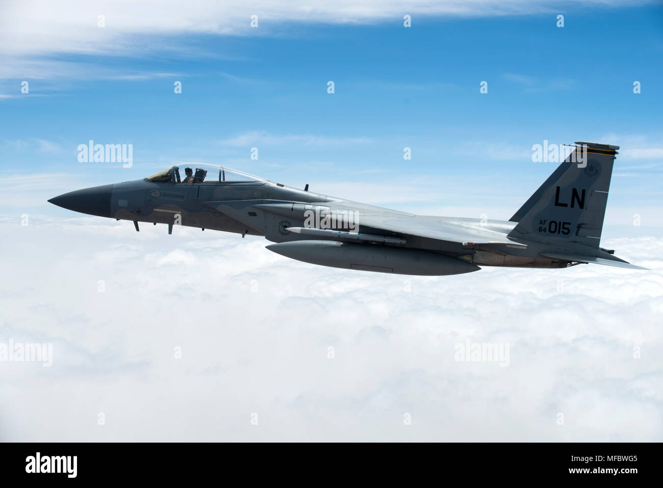 Eine F-15C Adler zum 493Rd Jagdgeschwader zugeordnet fliegt über Marokko während der Übung afrikanischer Löwe 20. April 2018. Verschiedene Einheiten der US-Streitkräfte Durchführung multilateraler und Stabilität Operations Training mit Einheiten aus der Königlichen marokkanischen Streitkräften im Königreich Marokko. Diese kombinierte multilaterale Übung ist entworfen, die Interoperabilität und gegenseitige Verständnis für die Taktiken der jede Nation, Techniken und Verfahren zu verbessern und gleichzeitig die starke Bindung zwischen der Nation Militärs. (U.S. Air Force Foto/Senior Airman Malcolm Mayfield) Stockfoto