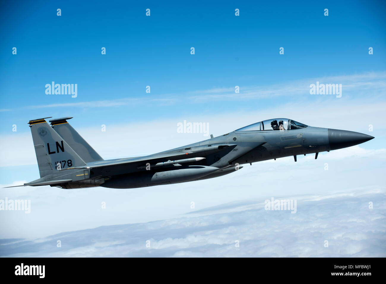 Eine F-15C Adler zum 493Rd Jagdgeschwader zugeordnet fliegt über Marokko während der Übung afrikanischer Löwe 20. April 2018. Verschiedene Einheiten der US-Streitkräfte Durchführung multilateraler und Stabilität Operations Training mit Einheiten aus der Königlichen marokkanischen Streitkräften im Königreich Marokko. Diese kombinierte multilaterale Übung ist entworfen, die Interoperabilität und gegenseitige Verständnis für die Taktiken der jede Nation, Techniken und Verfahren zu verbessern und gleichzeitig die starke Bindung zwischen der Nation Militärs. (U.S. Air Force Foto/Senior Airman Malcolm Mayfield) Stockfoto