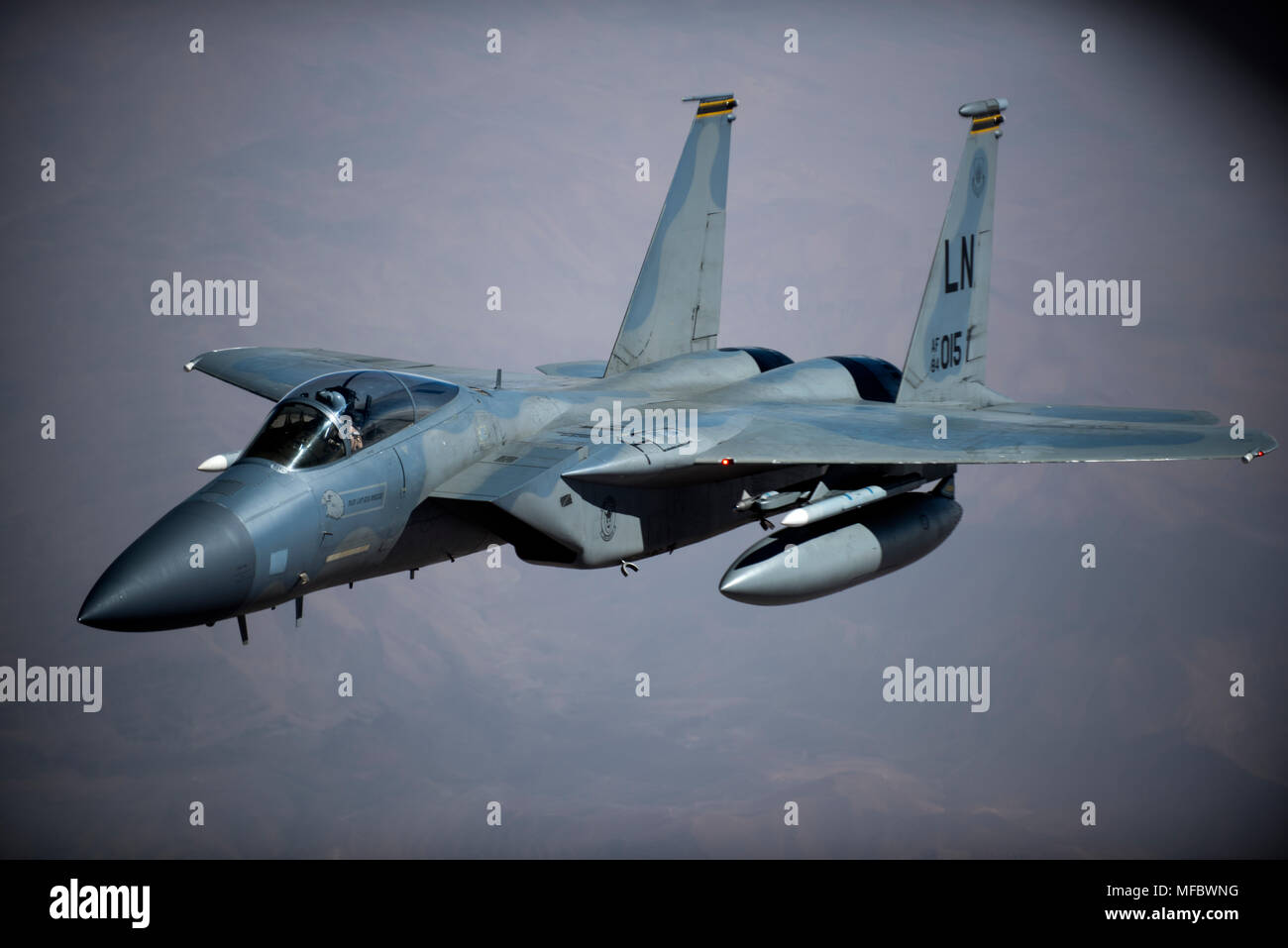 Eine F-15C Adler zum 493Rd Jagdgeschwader zugeordnet fliegt über Marokko während der Übung afrikanischer Löwe 20. April 2018. Verschiedene Einheiten der US-Streitkräfte Durchführung multilateraler und Stabilität Operations Training mit Einheiten aus der Königlichen marokkanischen Streitkräften im Königreich Marokko. Diese kombinierte multilaterale Übung ist entworfen, die Interoperabilität und gegenseitige Verständnis für die Taktiken der jede Nation, Techniken und Verfahren zu verbessern und gleichzeitig die starke Bindung zwischen der Nation Militärs. (U.S. Air Force Foto/Senior Airman Malcolm Mayfield) Stockfoto