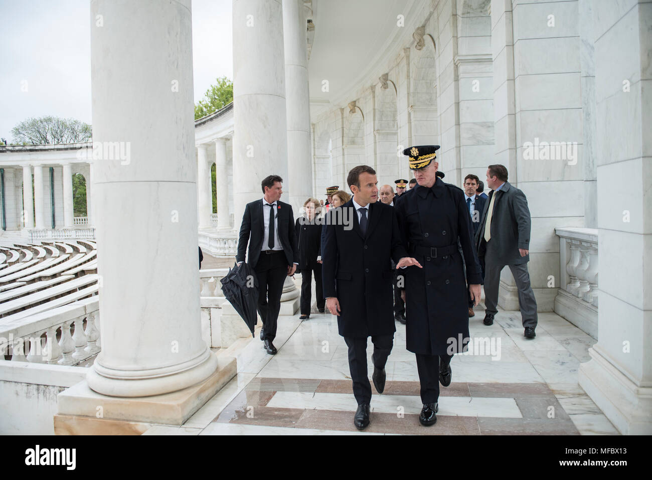 Der französische Präsident Emmanuel Längestrich (Mitte links) Wanderungen mit Generalmajor Michael Howard (Mitte rechts), Kommandierender General, U.S. Army Military District von Washington, durch das Denkmal Amphitheater auf dem Arlington National Cemetery, Arlington, Virginia, 24. April 2018. President's Längestrich Besuch in Arlington National Friedhof war Teil der ersten offiziellen Staatsbesuch aus Frankreich, seit Präsident François Hollande in 2014 nach Washington kam. Präsident Längestrich legte einen Kranz am Grab des Unbekannten Soldaten als Teil von seinem Besuch. (U.S. Armee Foto von Elizabeth Fraser/Arlington National Cemetery/rel Stockfoto