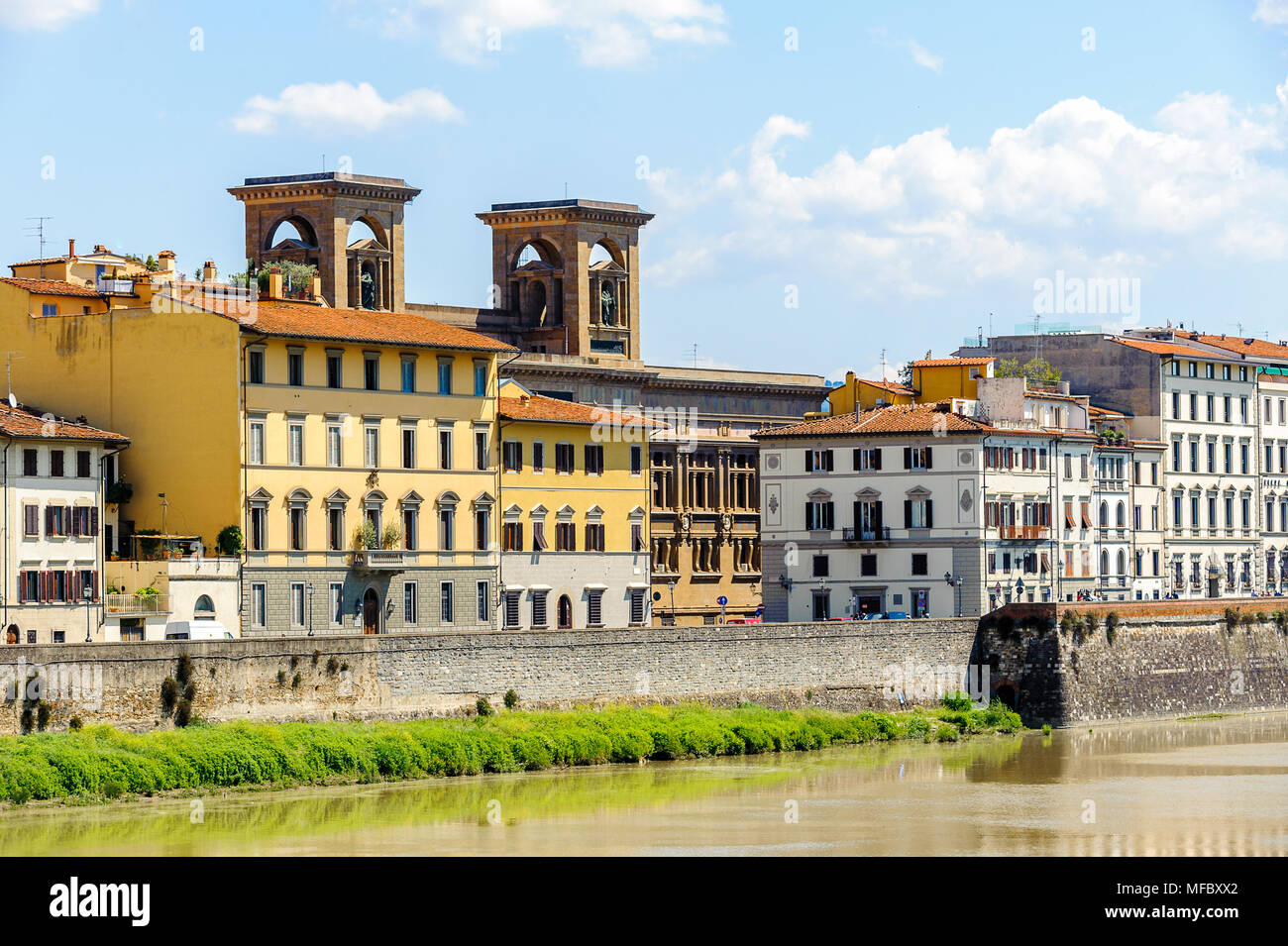 Küste des Flusses Arno im historischen Zentrum von Florenz, Italien. UNESCO-Heriage. Stockfoto