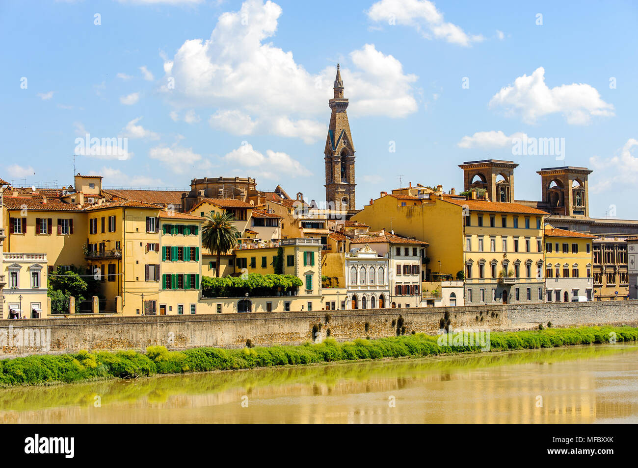 Küste des Flusses Arno im historischen Zentrum von Florenz, Italien. UNESCO-Heriage. Stockfoto