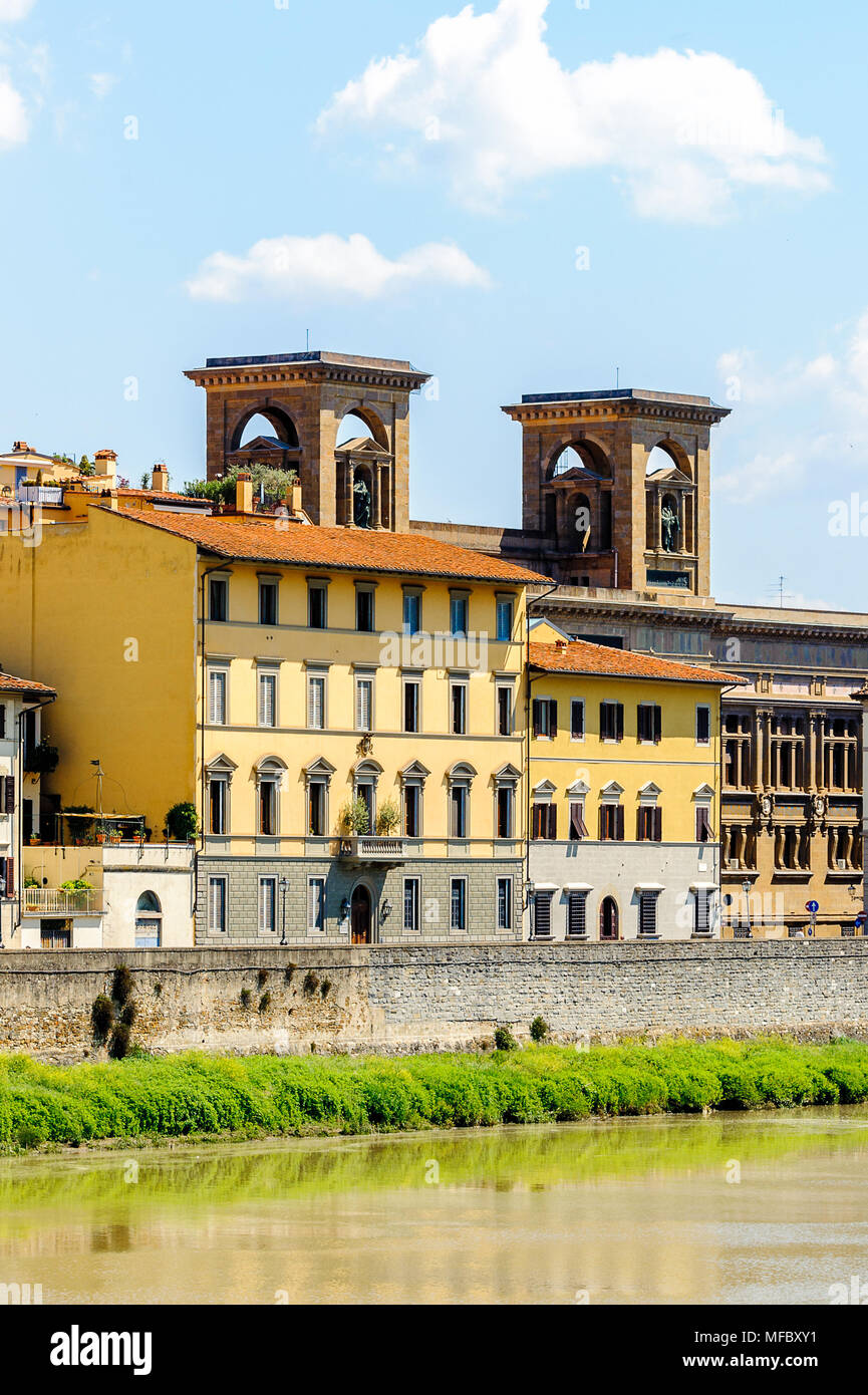 Küste des Flusses Arno im historischen Zentrum von Florenz, Italien. UNESCO-Heriage. Stockfoto