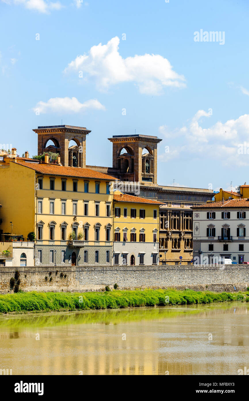 Küste des Flusses Arno im historischen Zentrum von Florenz, Italien. UNESCO-Heriage. Stockfoto