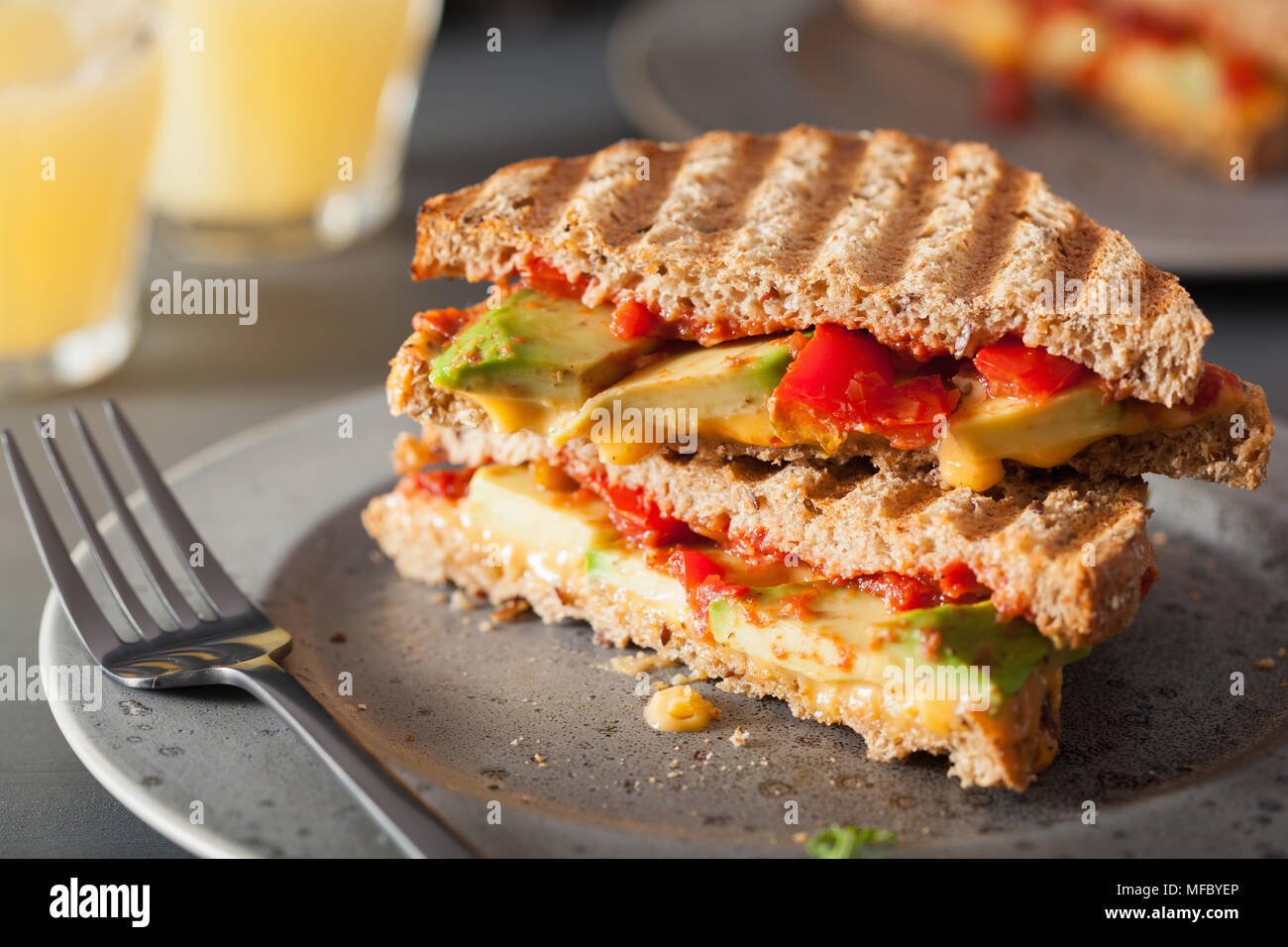 Gegrilltes Käsesandwich mit Avocado und Tomaten Stockfotografie - Alamy