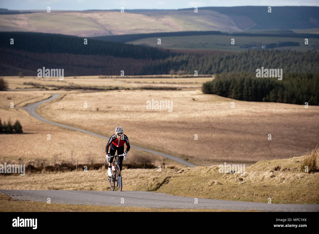 Solo Radfahrer reiten auf einer Straße in den Brecon Beacon in Wales Stockfoto