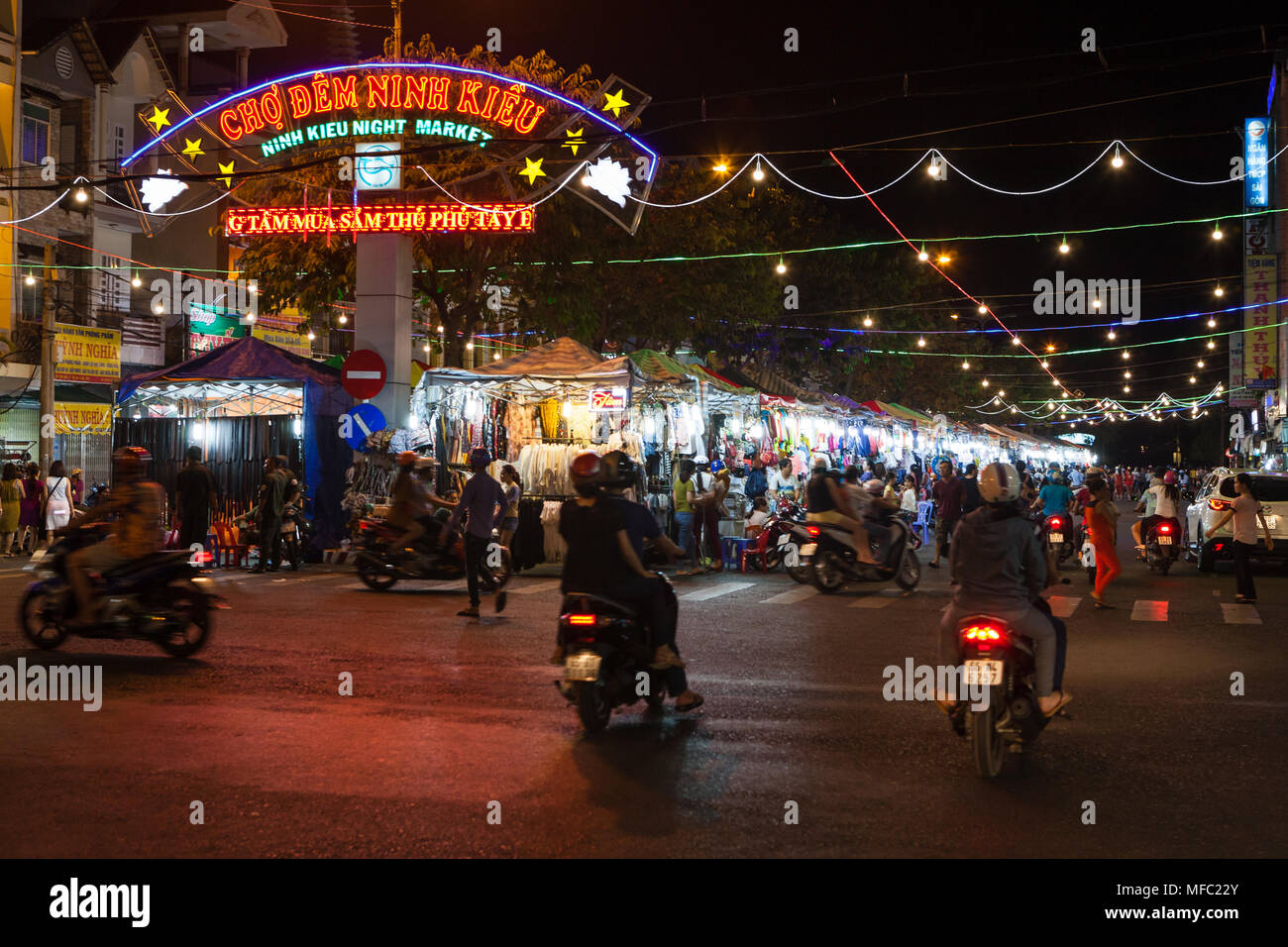 Can Tho, Vietnam - am 18. März 2017: Menschen Geschäfte auf dem Nachtmarkt Ninh Kieu Stockfoto