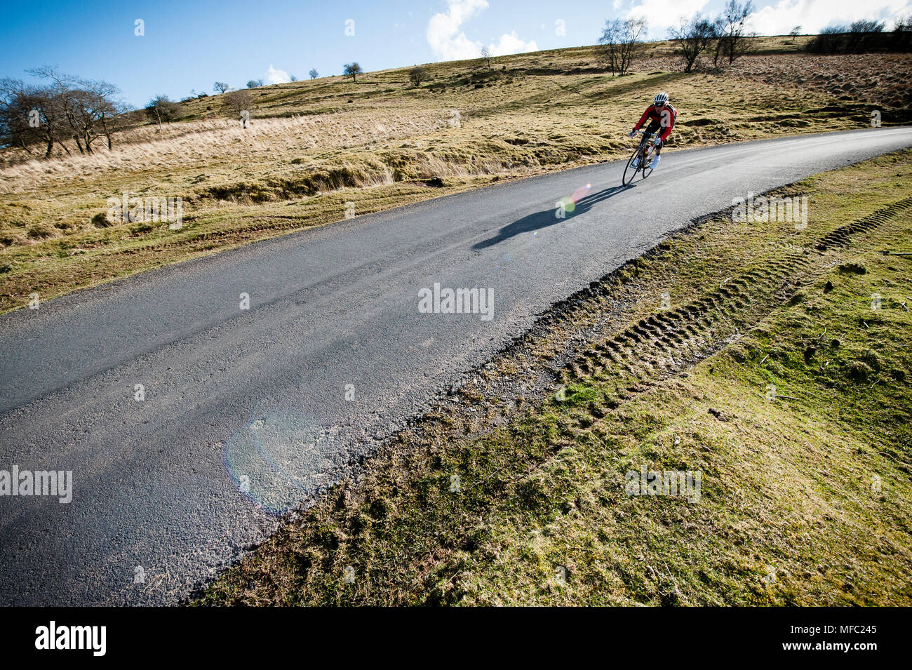 Solo Radfahrer reiten auf einer Straße in den Brecon Beacon in Wales Stockfoto