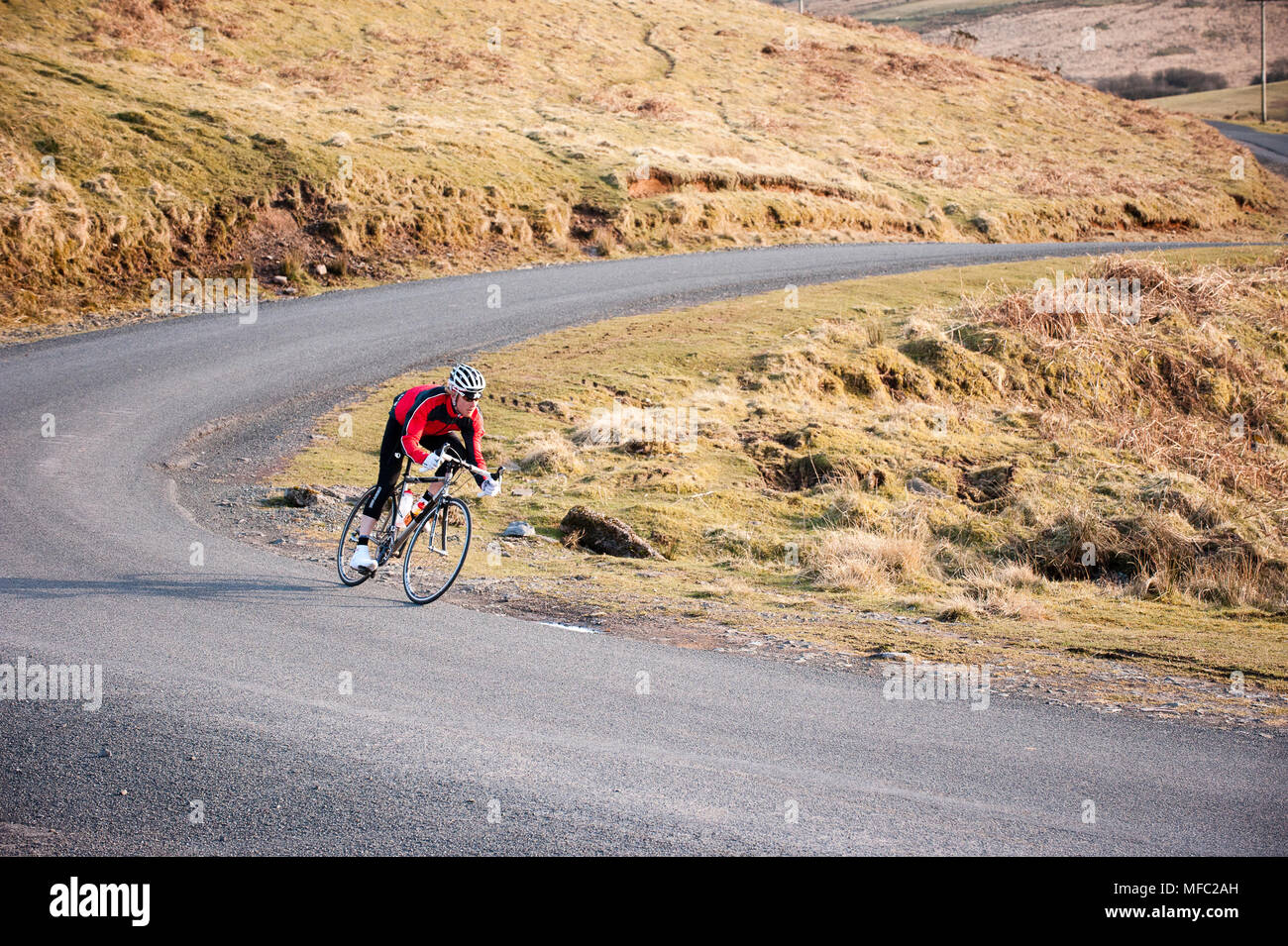 Solo Radfahrer reiten auf einer Straße in den Brecon Beacon in Wales Stockfoto