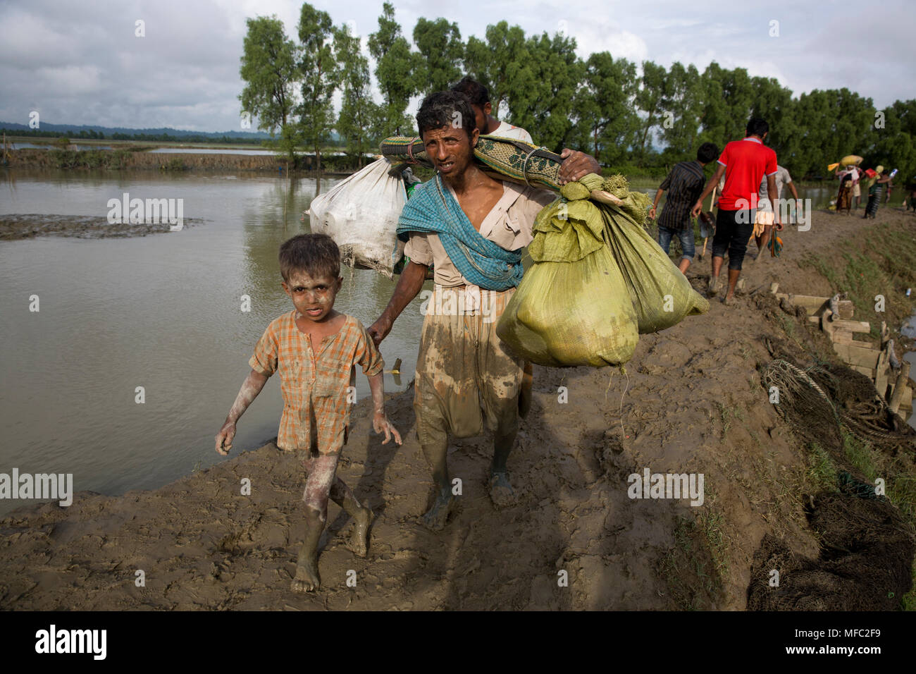 Rohingya-flüchtlinge in Bangladesch durch Grenz Punkte in Ukhia upazila von Cox's Bazar, Bangladesch. Stockfoto