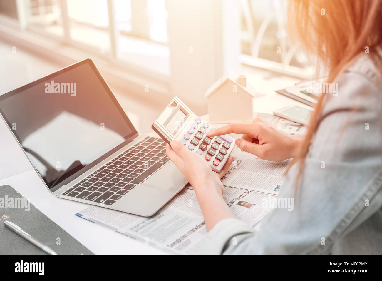 Rechnungslegung Financial Concept: Geschäftsleute oder mit Taschenrechner in Office Unternehmen Kosten zu berechnen, Buchhalter Stockfoto
