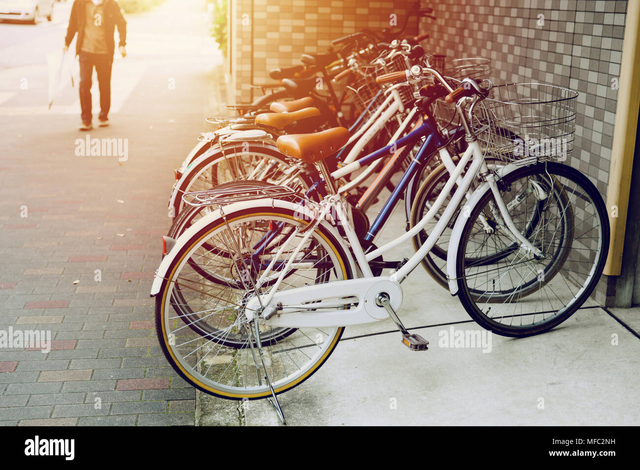 Fahrrad parken in Japan urban mit blur Mann Stockfoto