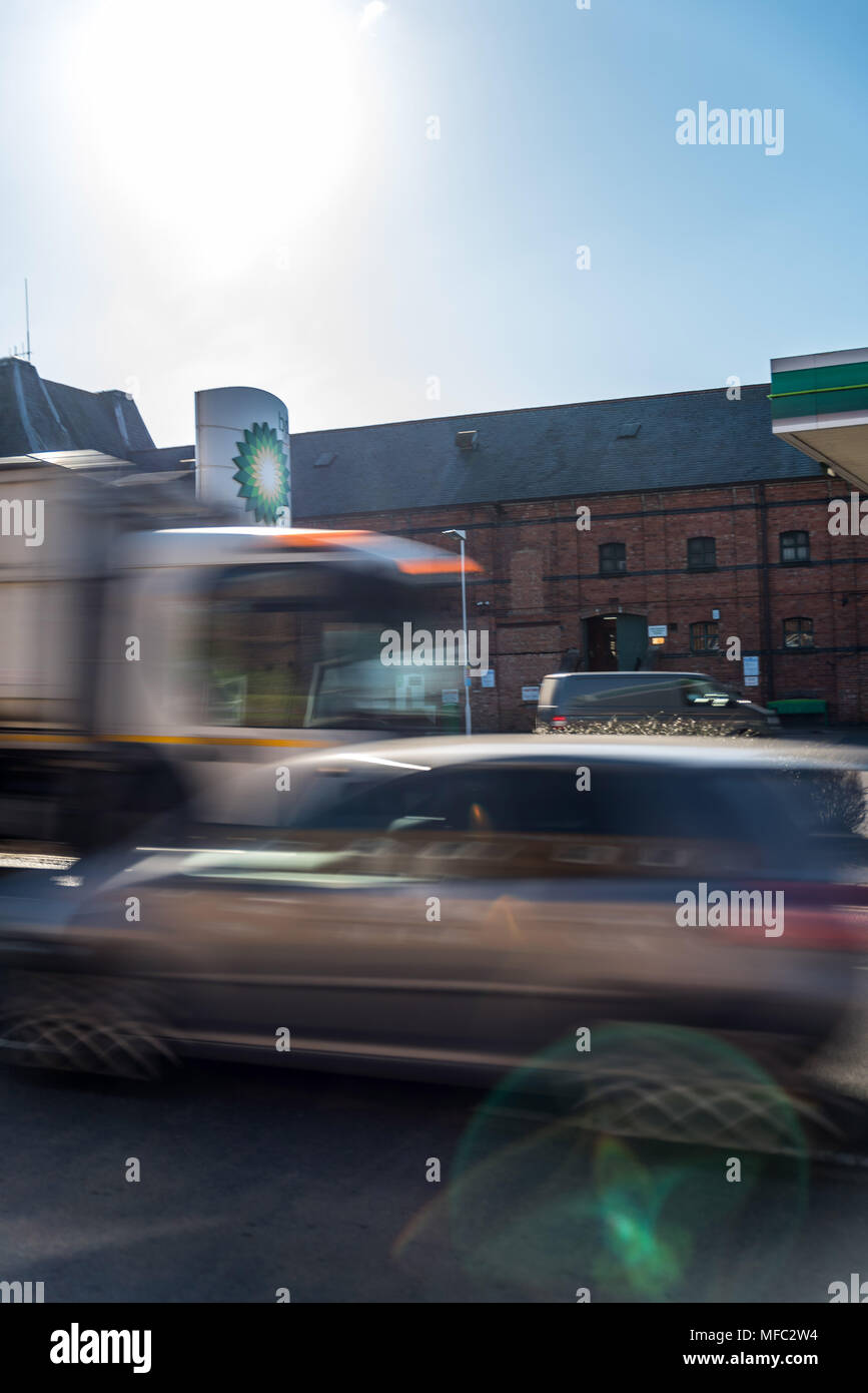 Northampton, Großbritannien - Mar 26, 2018: Tagesansicht von British Petroleum BP Logo mit Verkehr in motion blur in der Innenstadt. Stockfoto