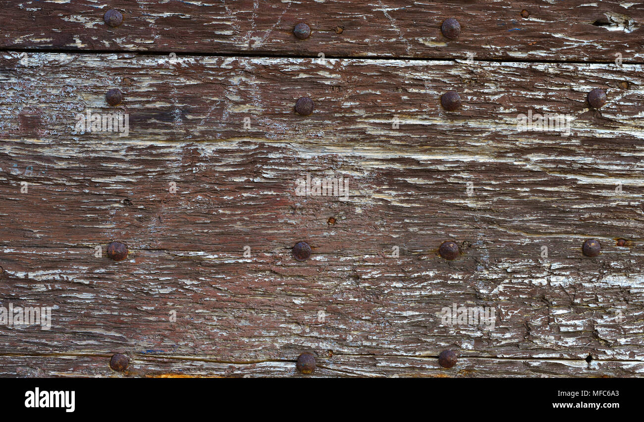Alte hölzerne Bretter mit Eisennägeln adn getragen Lack Hintergrund Stockfoto