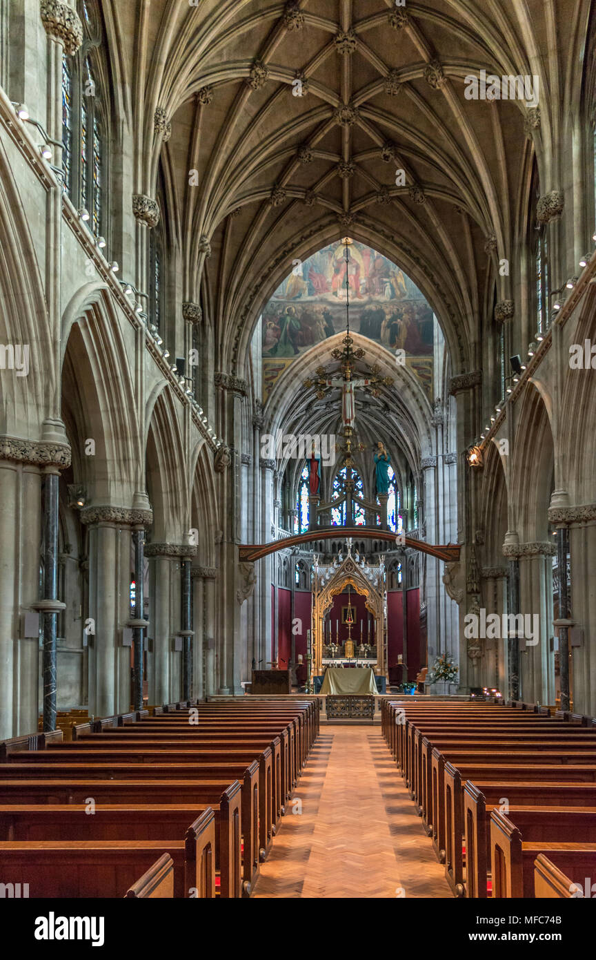 Cambridge, Großbritannien - 23 April, 2016: Die muttergottes und der englischen Märtyrer Kapelle Innenraum der Kirche. Es ist ein großer neugotischen Kirche 1885 erbaut Stockfoto