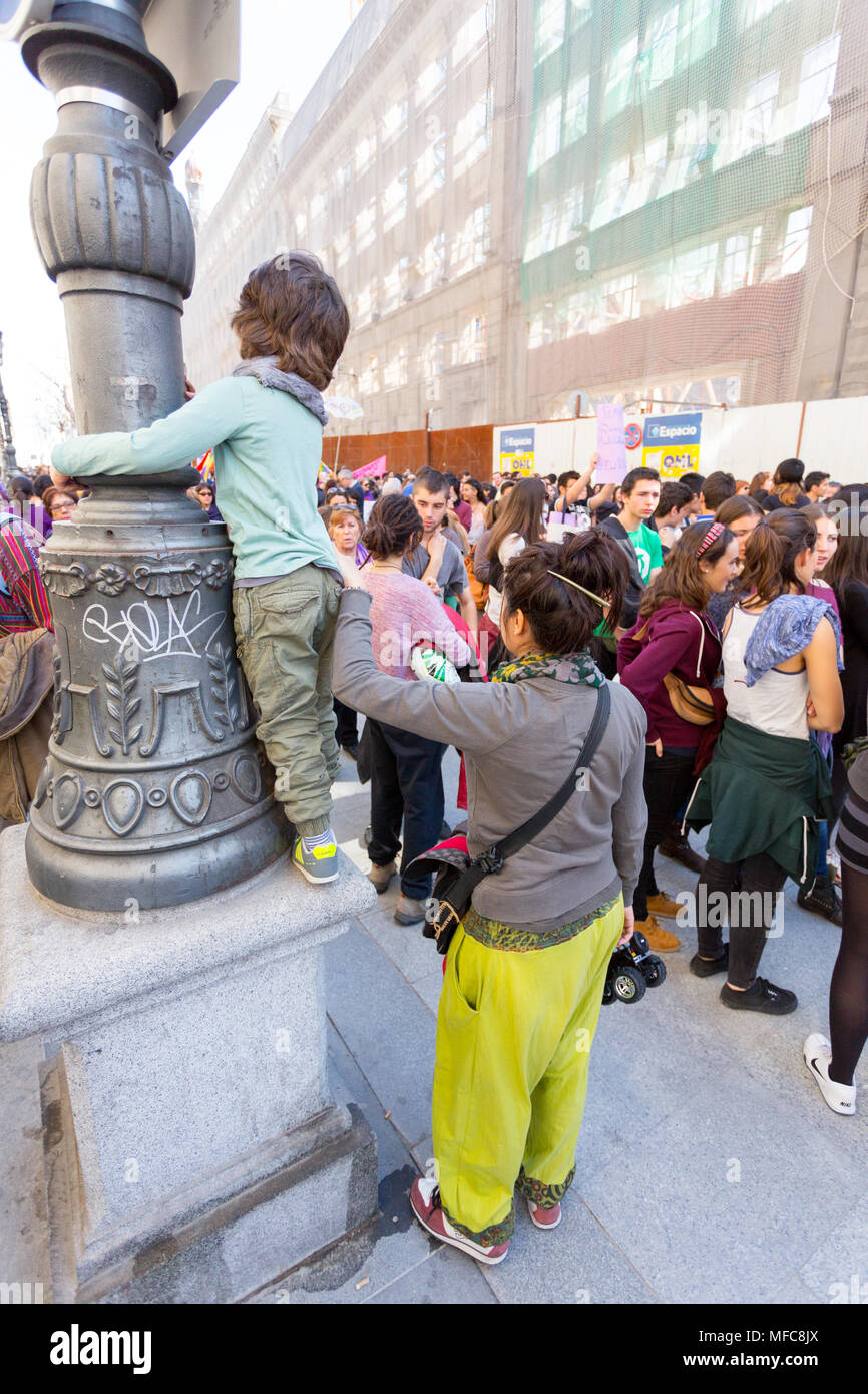 Madrid, Spanien - 8. März 2015: Am Internationalen Frauentag in Madrid, Spanien, Menschen März für verschiedene Ursachen wie die Sonne scheint. Eine Frau hält an zu h Stockfoto