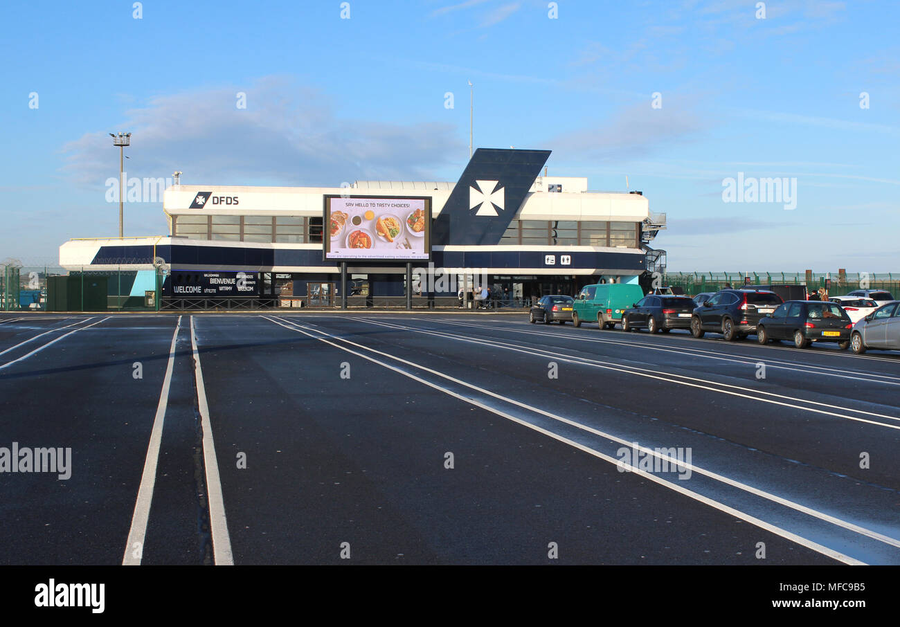 Dünkirchen, Frankreich, 3. April 2018: Das Gebäude des Terminals von Cross Channel Operator DFDS Seaways Fähre im Hafen von Dünkirchen. Mit Fahrzeugen warten Stockfoto