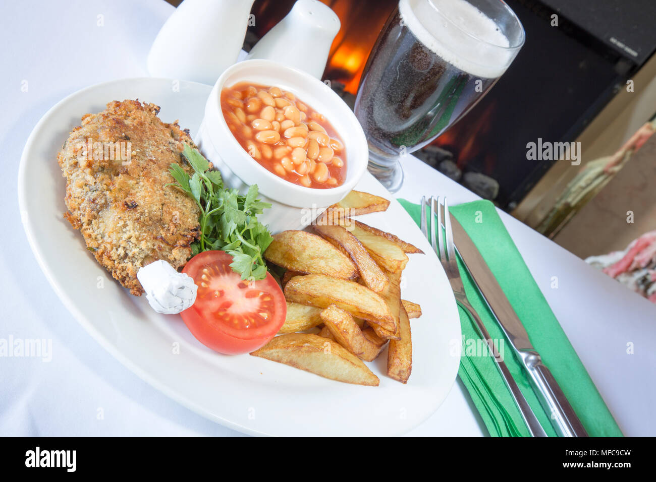 Klassische Englische Pub Gericht Von Durham Schnitzel Mit Pommes Frites Und Gebackene Bohnen Stockfotografie Alamy