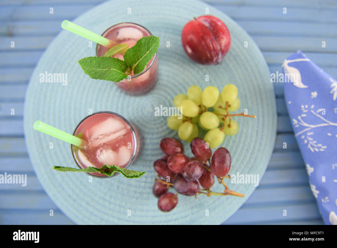 Flach mit Getränken von Red Berry Smoothie Stockfoto