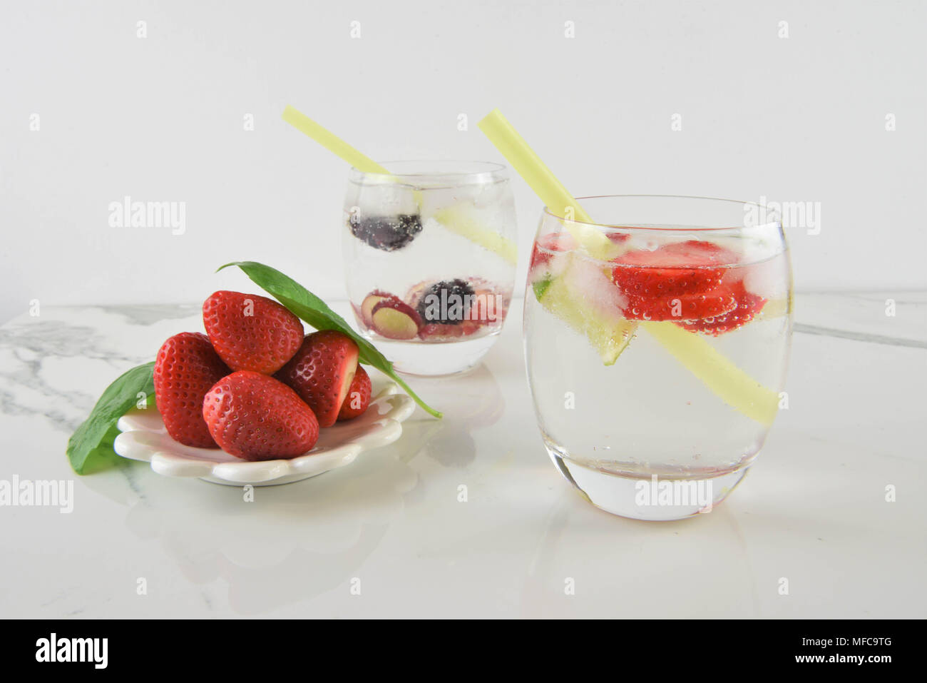 Sommer Wasser in einem Glas Sekt Stockfoto