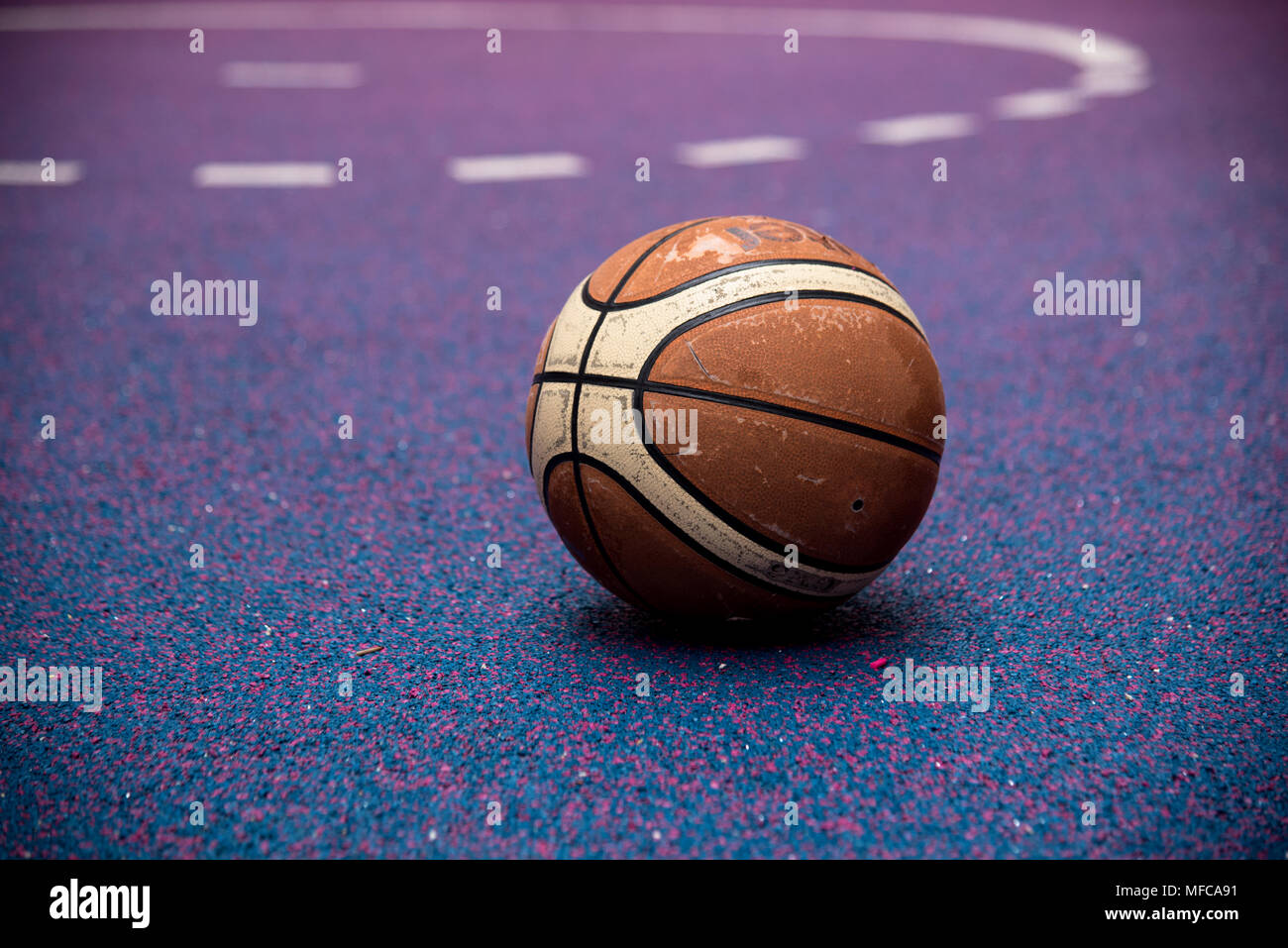 Basketball auf bunten Blau und Lila Hof Stockfoto