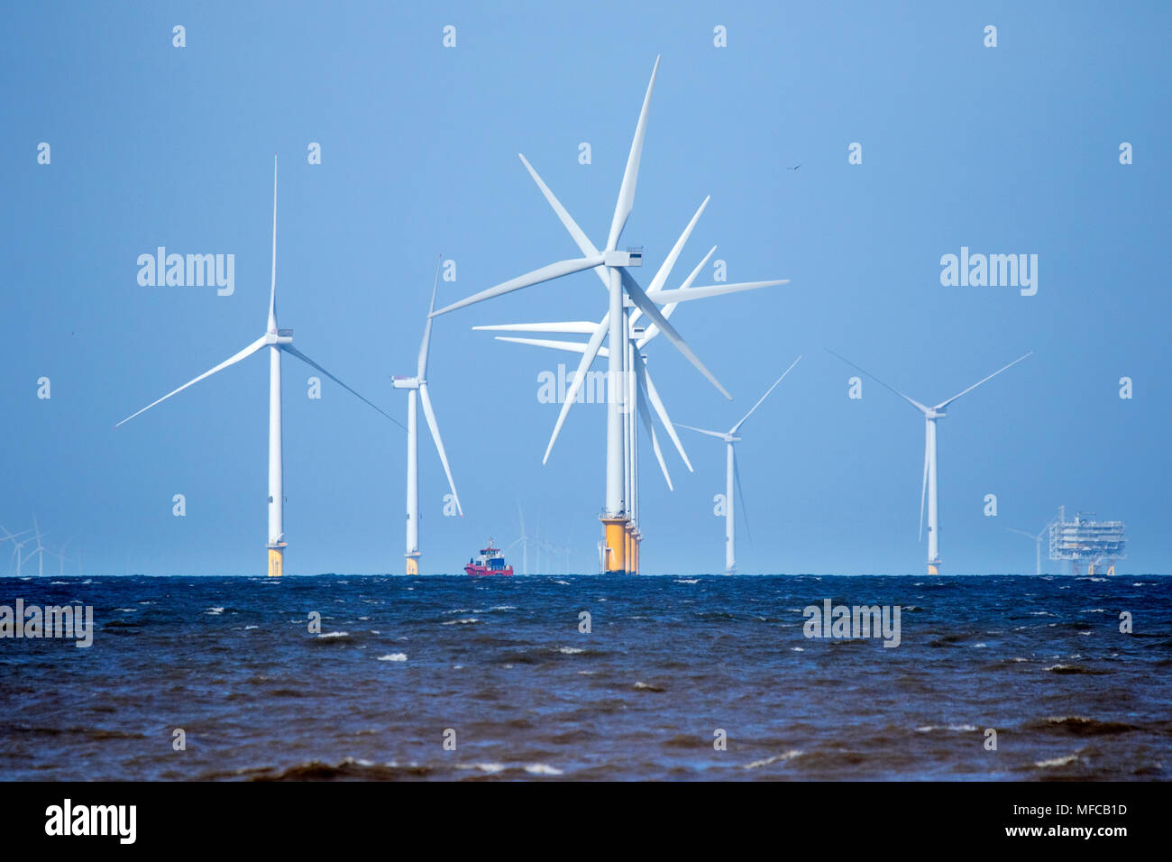 Offshore- Windenergieanlagen zur Stromerzeugung aus Windkraft in der Burbo Bank Windpark aus der Crosby Küstenlinie in Liverpool, Merseyside. Stockfoto