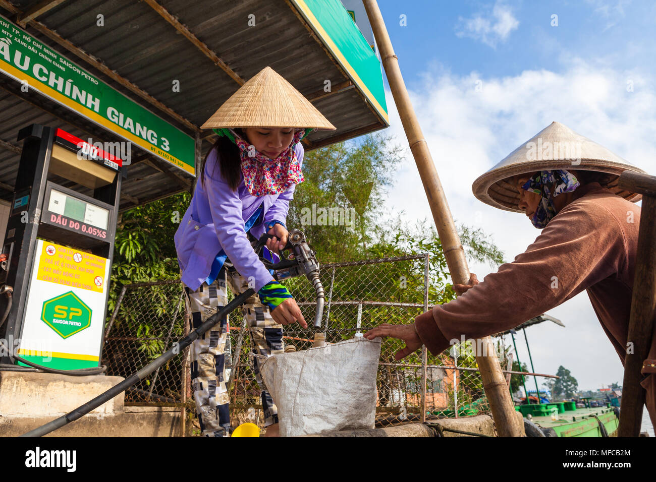 Can Tho, Vietnam - am 19. März 2017: Kauf von Benzin auf dem Mekong Fluss Stockfoto