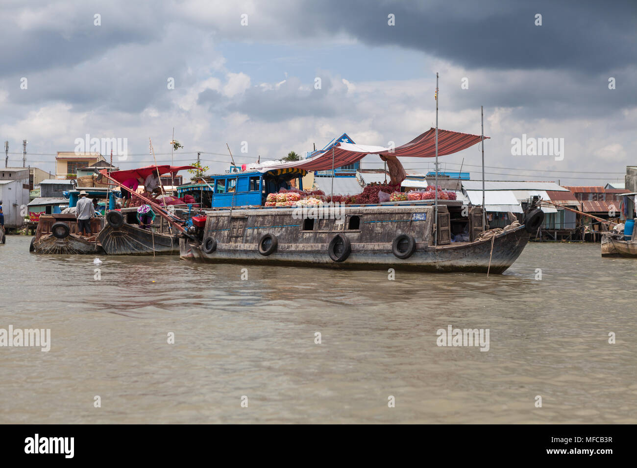 Can Tho, Vietnam - am 19. März 2017: Verkauf von Speisen auf schwimmenden Markt, Mekong River Stockfoto