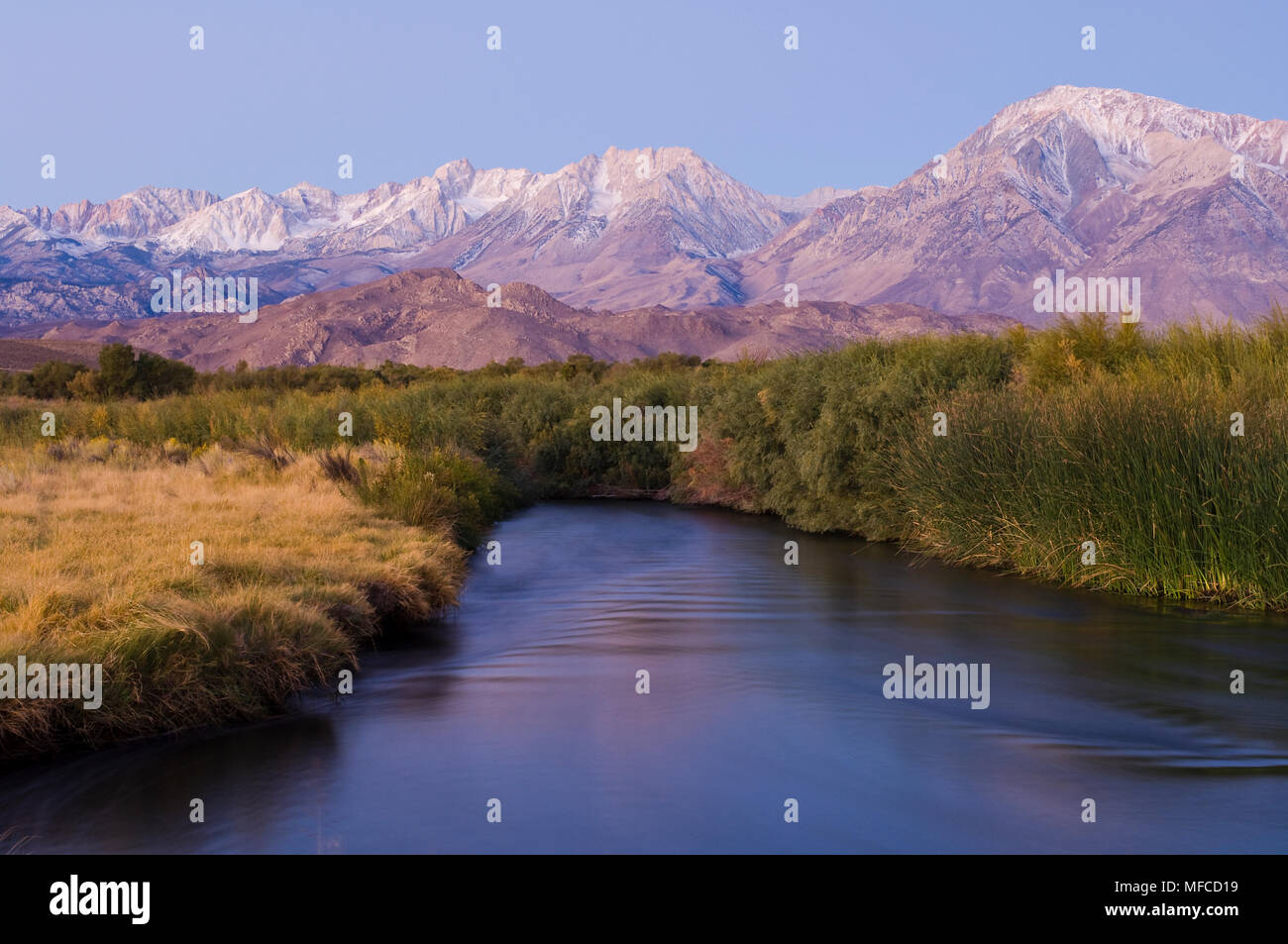 Östlichen SIERRAS und Owens River, von Owens Valley in der Nähe von Bishop, Kalifornien Stockfoto