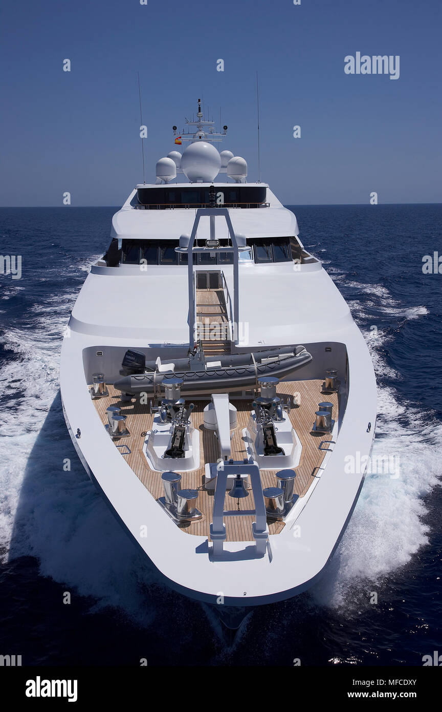 Blick aus der Vogelperspektive auf das luxuriöse Megayacht Stargate Segeln auf dem offenen Ozean mit klarem blauem Himmel Stockfoto