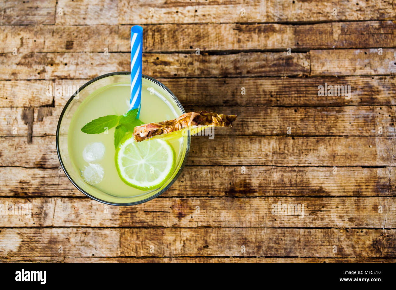 Grüne Limette und Minze Sommer Cocktail mit Eis Stockfoto