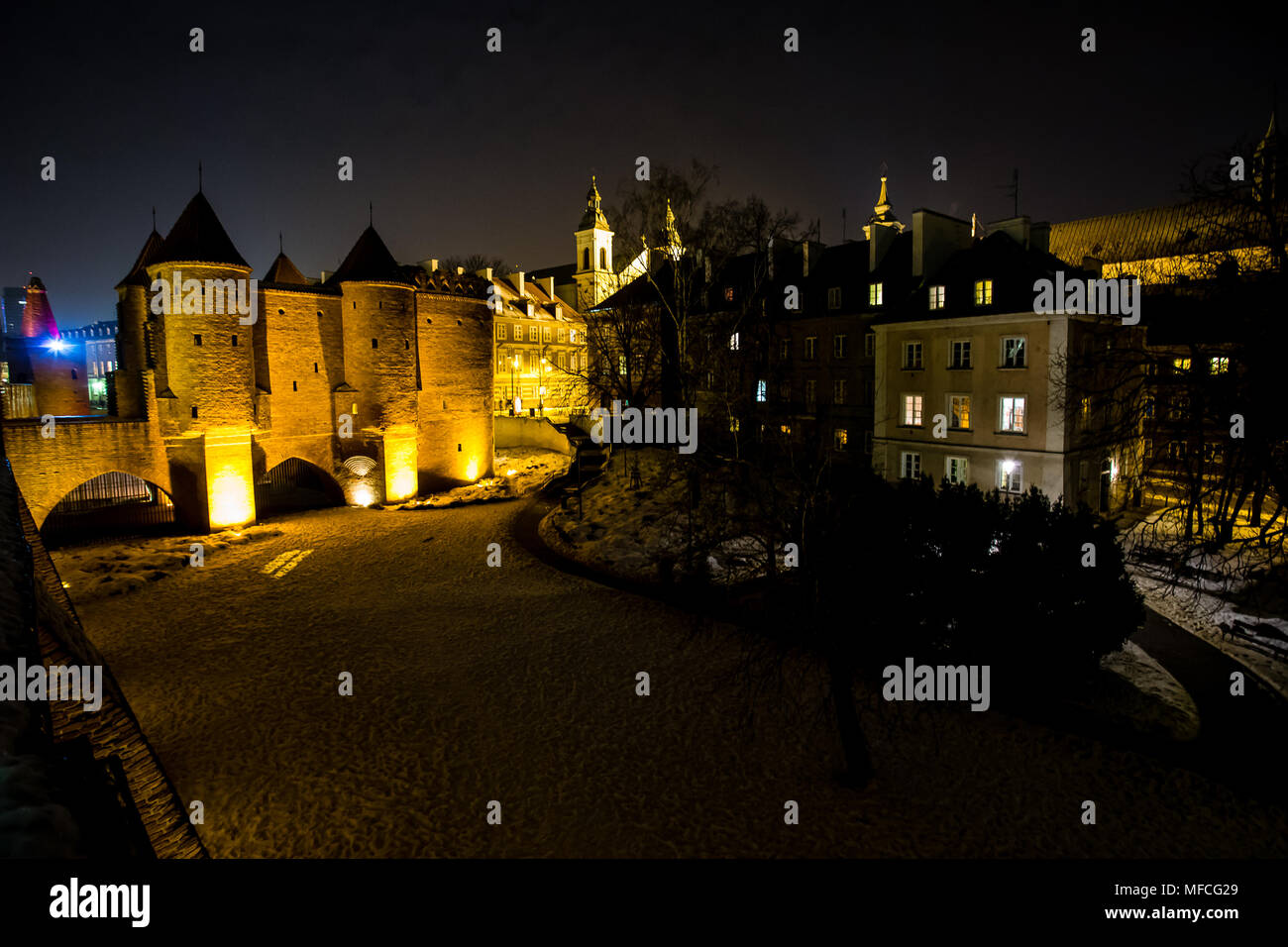 Warschau Barbacan Festung Schloss im Winter ist in der Hauptstadt von Polen. Die Altstadt ist das historische Zentrum von Warschau. Sehenswürdigkeiten in Polen. Snow Day. Win Stockfoto