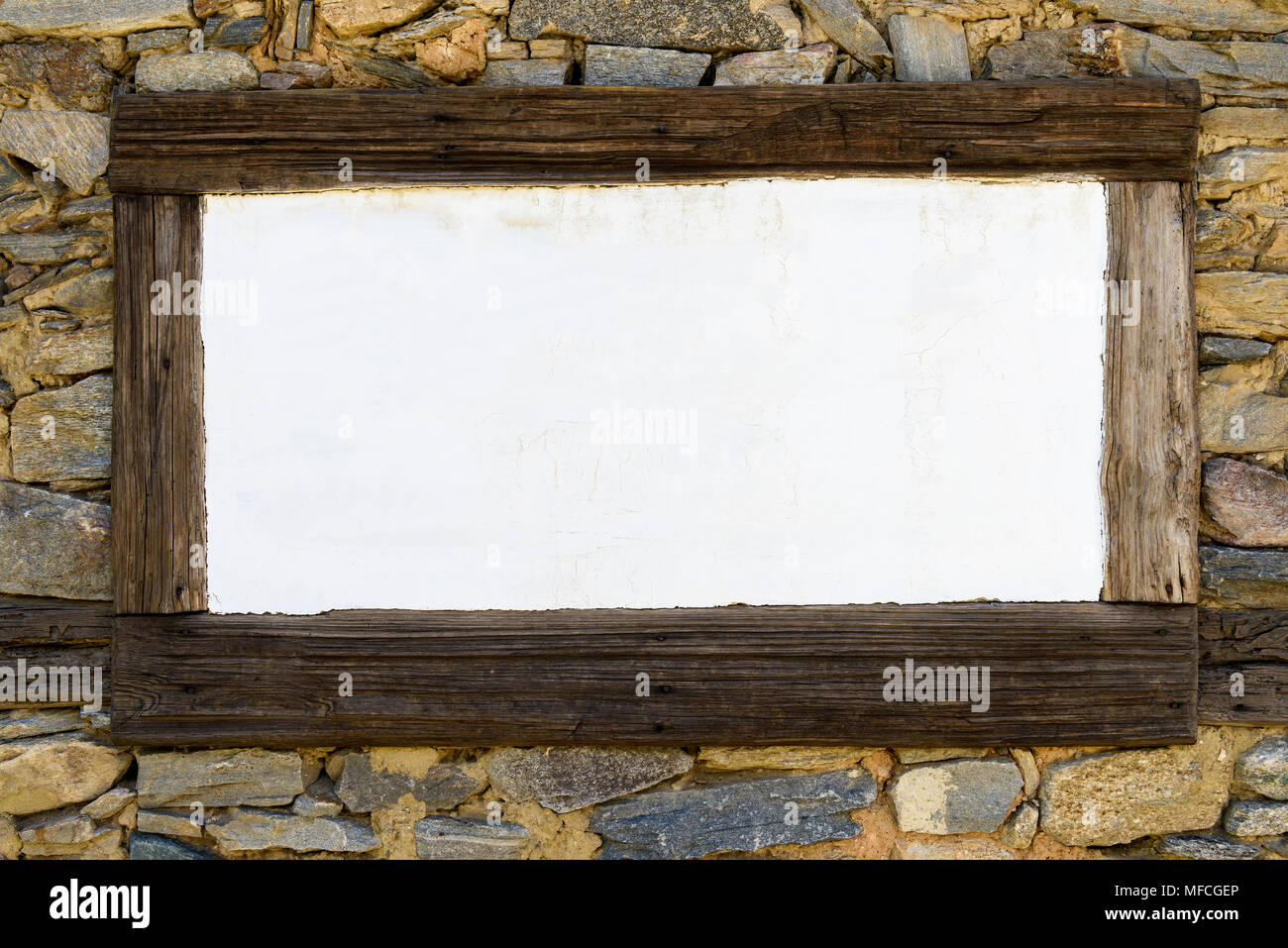 Leere weiße Tafel in Holzrahmen auf stein Wand Stockfoto