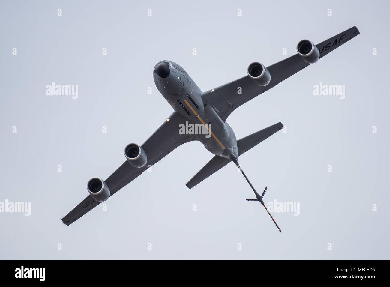 Dieses KC-135 Stratotanker, von der 434th Air Refuelling Wing an Grissom Air Reserve Base, Ind., war eine von mehr als zwei Dutzend militärische Flugzeuge in der Donner über Louisville air show in Louisville, Ky., 21. April 2018 zu erscheinen. Die Kentucky Air National Guard wieder einmal diente als Ausgangsbasis für alle Militärflugzeuge, die wesentliche Wartungs- und logistische Unterstützung. (U.S. Air National Guard Foto von Oberstleutnant Dale Greer) Stockfoto