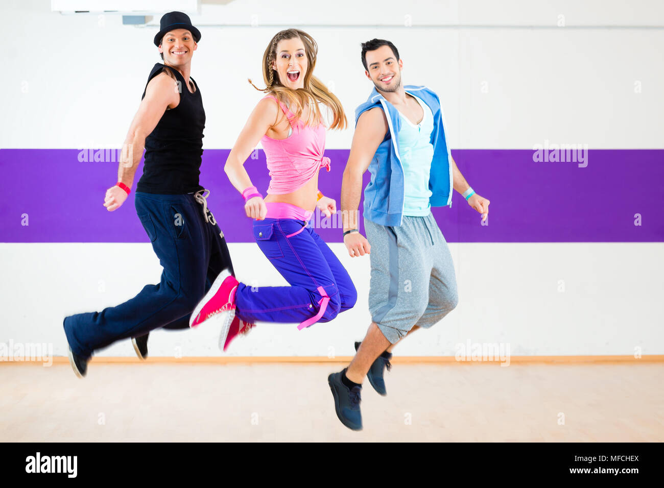 Tänzer bei Zumba Fitness Ausbildung in Tanz Studio Stockfoto