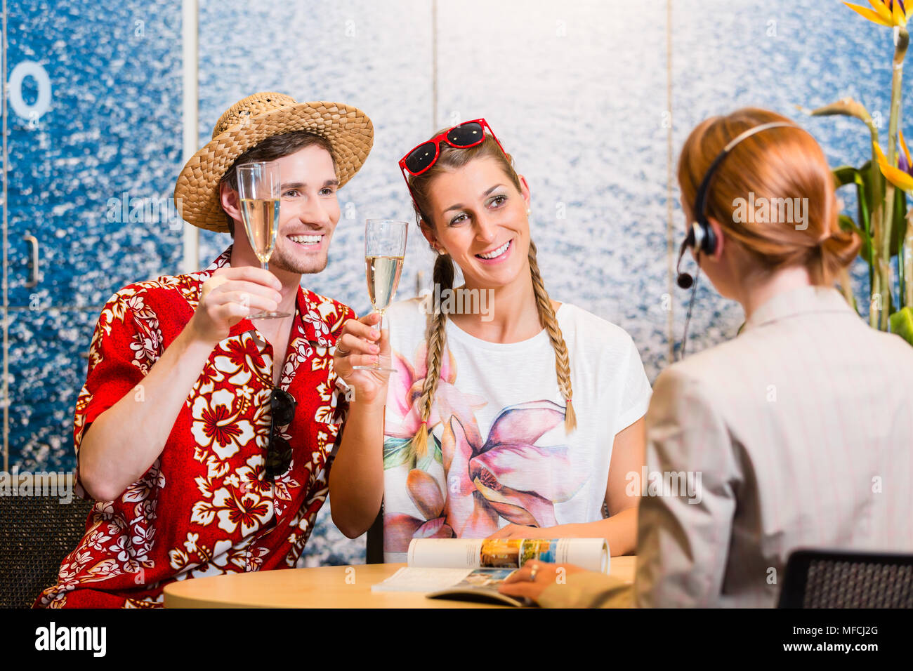 Mann und Frau empfehlen Reisebüro Stockfoto
