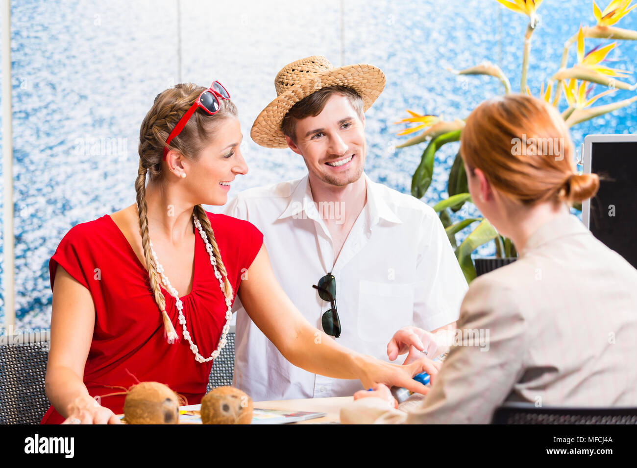 Paar im Reisebüro buchen Urlaub Reise Stockfoto
