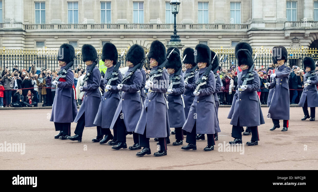 London/England - 02.07.2017: Royal Navy Guard Parade voll bewaffneten Holding Gewehre im Buckingham Palace Wenn sie Wache marschieren. Stockfoto