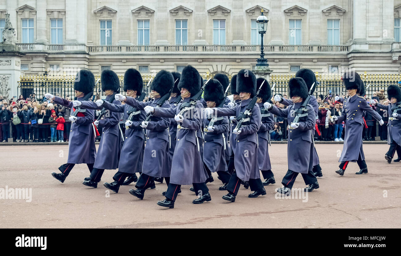 London/England - 02.07.2017: Royal Navy Guard Parade voll bewaffneten Holding Gewehre im Buckingham Palace Wenn sie Wache marschieren. Stockfoto