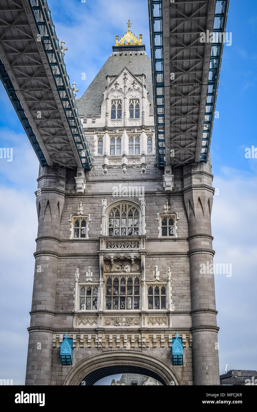 Tower Bridge London, vertikale Ansicht. Stockfoto