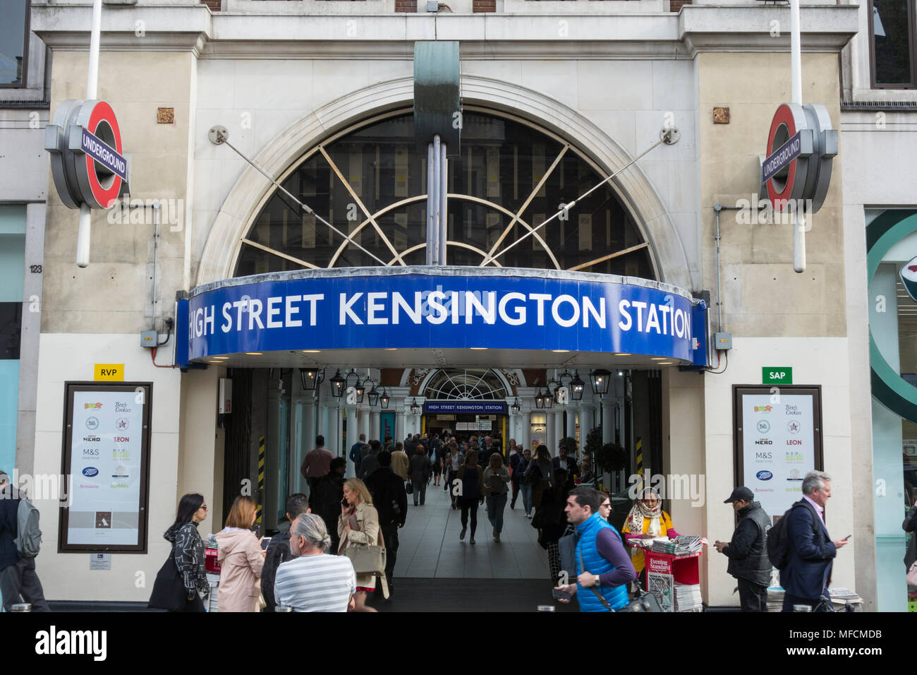 Eingang zur Kensington High Street, Kensington High Street, London W8, UK Stockfoto