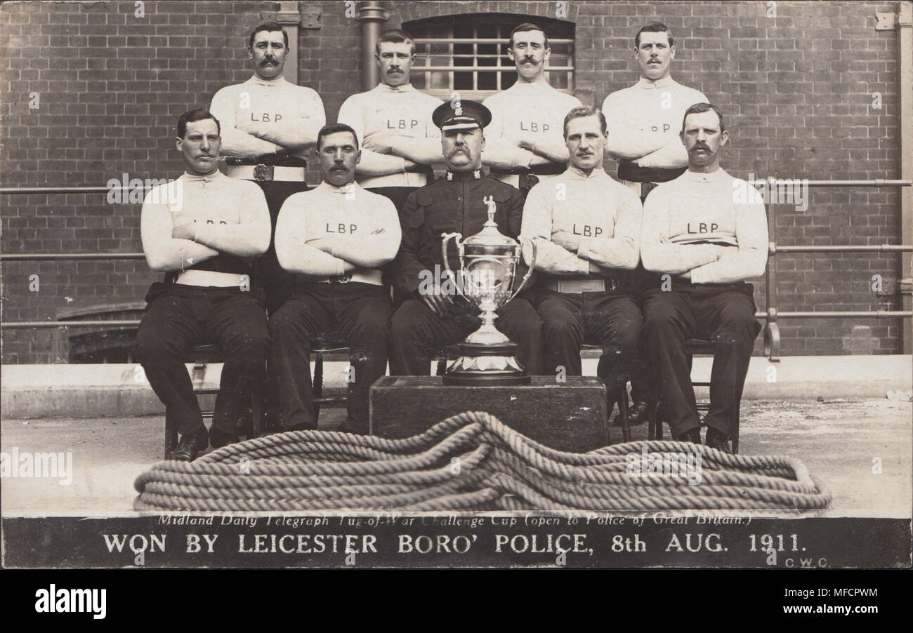 Echten photographische Postkarte von Leicester Borough Polizei Tauziehen Team Sieger, 8. August 1911 Stockfoto