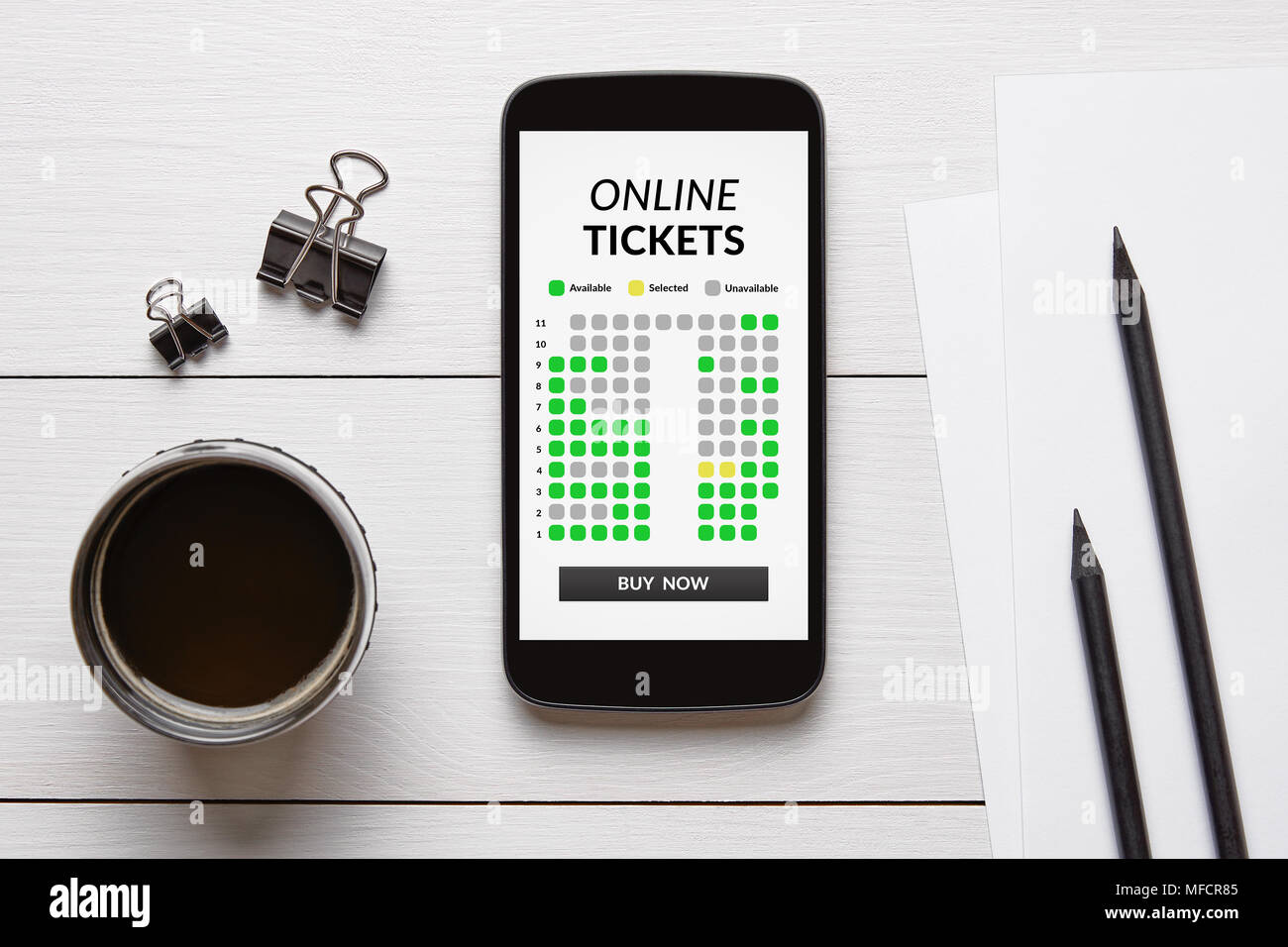 Online Tickets Konzept auf smart phone Screen mit Büro Objekte auf weiße Holztisch. Alle Inhalte werden von mir gestaltet. Flach Stockfoto