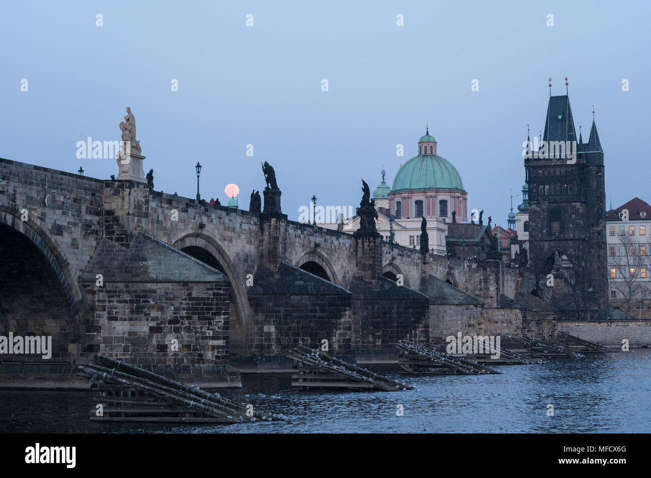 Die berühmte Karlsbrücke in Prag Altstadt über der Moldau in der Tschechischen Republik Hauptstadt während der Dämmerung Stockfoto