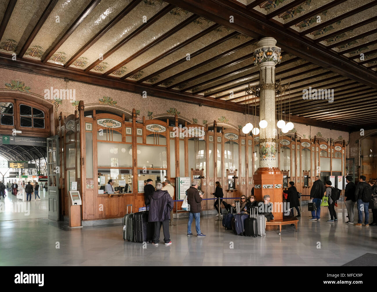 Reisende an Estacion del Norte (Nord), ein Bahnhof Modernista Gebäude im Süden Ciutat Vella Bezirk, Valencia, Spanien. Stockfoto