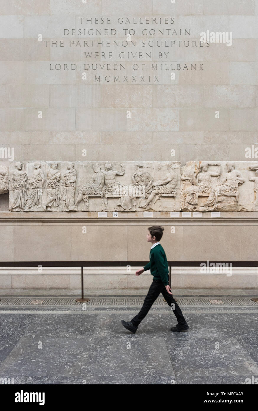 London. England. Das British Museum, das Parthenon Frieze (Elgin Marbles), von der Parthenon auf der Akropolis in Athen, Ca. 438 - 432 v. Chr.. Stockfoto