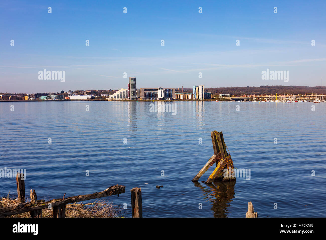 Blick von der walisischen Küste Pfad, da er kreuzt die Cardiff Bay Barage, ein gutes Wander- und Radweg für Penarth Ansichten, Cardiff, Wales, Großbritannien Stockfoto