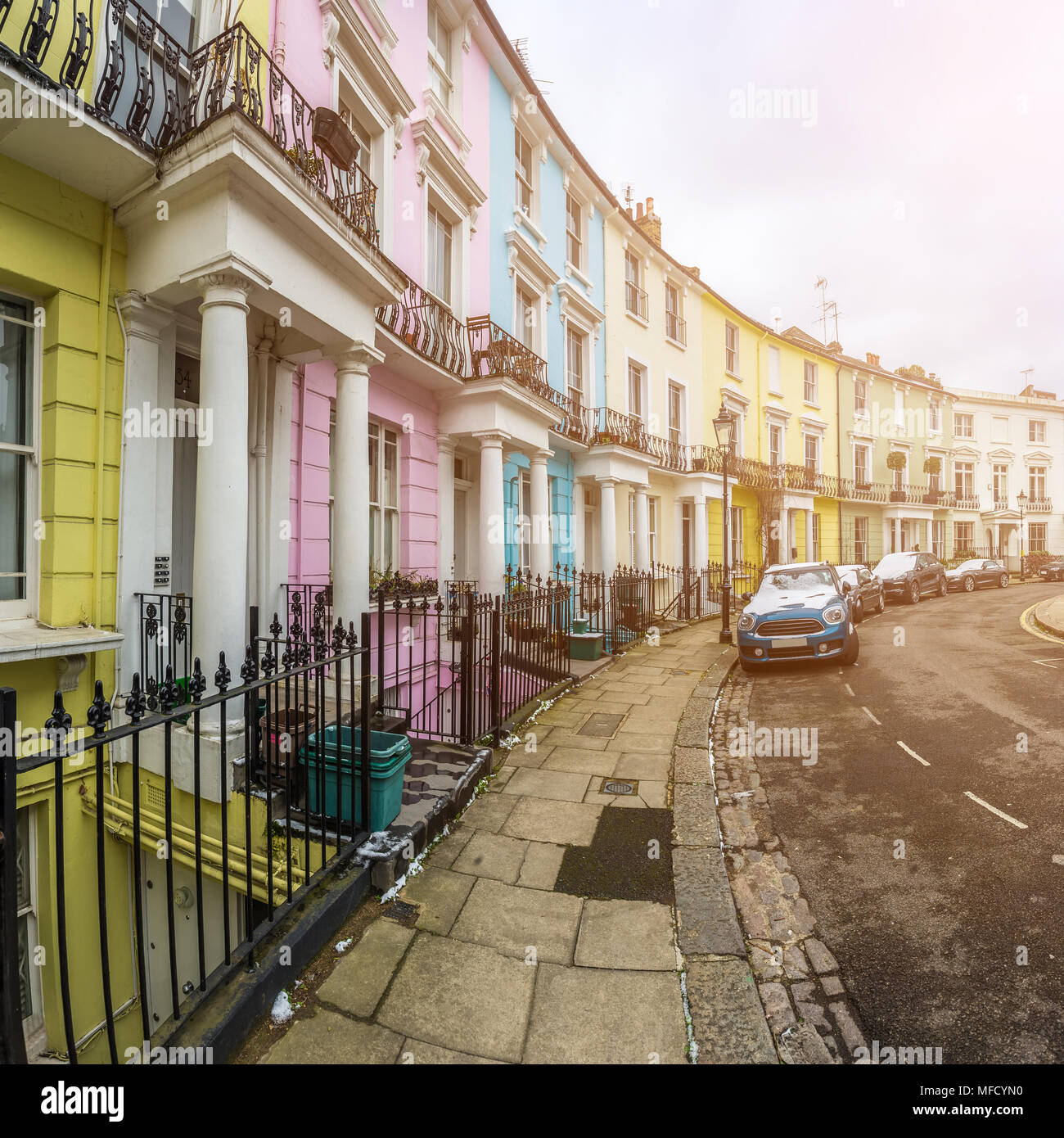 London, England - bunten Viktorianischen Häusern Primrose Hill mit blauem Himmel und Wolken Stockfoto