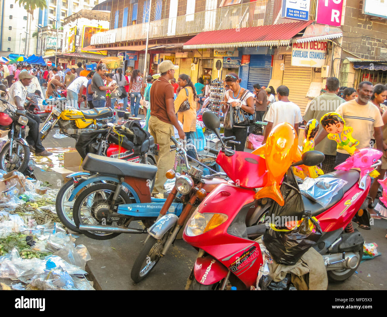 Port Louis, Mauritius - Dezember 23, 2009: street scene mit lokalen Mauritischen Menschen im freien Markt, in Port Louis, der Hauptstadt von Mauritius Stockfoto