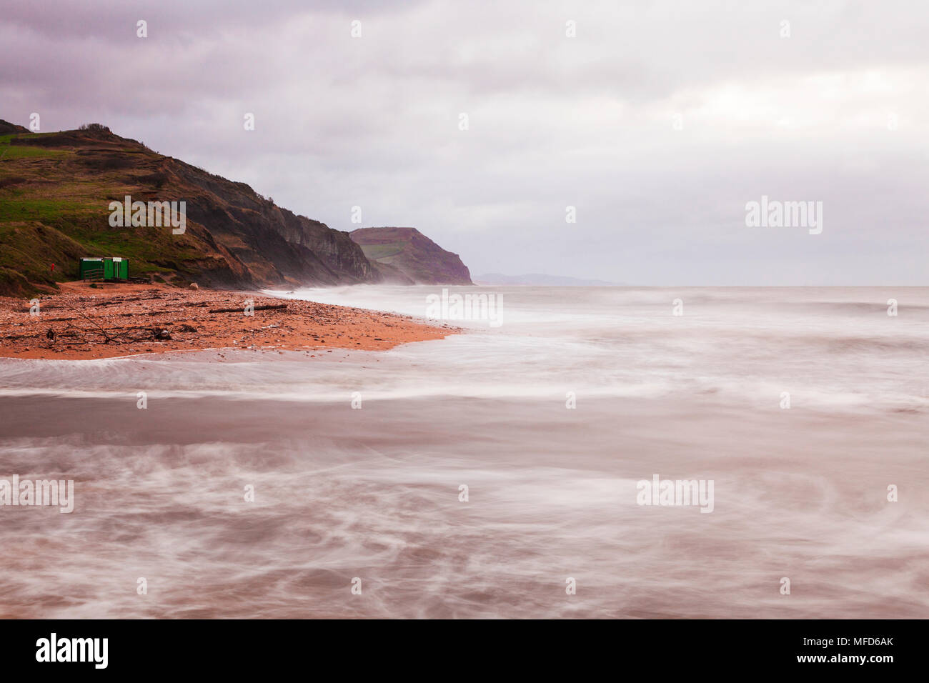 Sonnenaufgang auf Charmouth Beach auf der Suche nach Golden Cap. Stockfoto